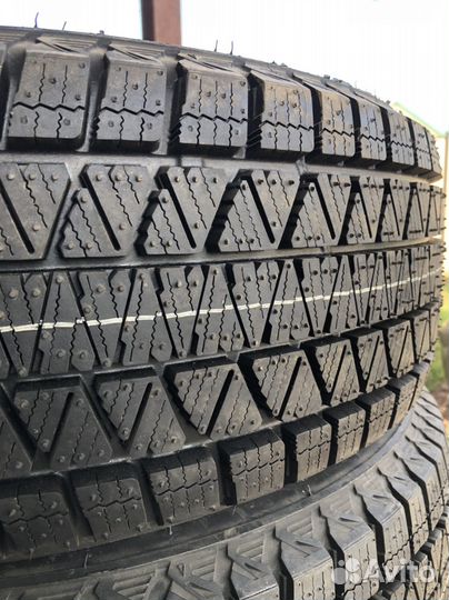 Bridgestone Blizzak DM-V3 215/65 R16