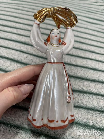 Фарфоровая статуэтка СССР Девушка со снопом