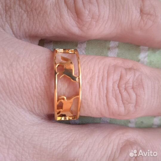 Кольцо с кошачьими лапками радужное