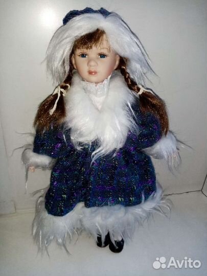Миниатюрная фарфоровая куколка Снегурочка