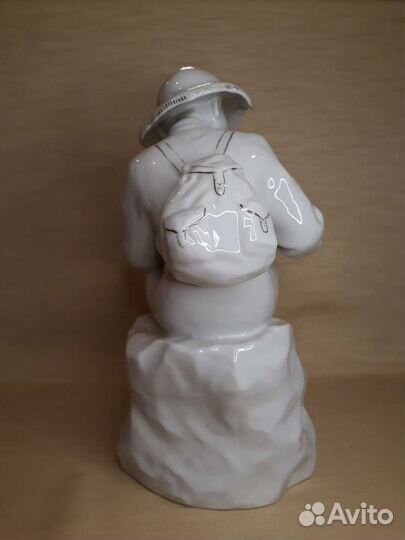 Фарфоровая статуэтка Юный геолог