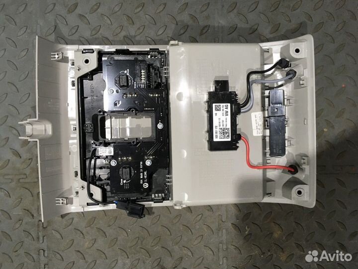 Плафон внутреннего освещения (Volkswagen Tiguan)