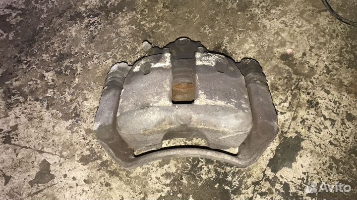 Суппорт тормозной передний правый mitsubishi colt