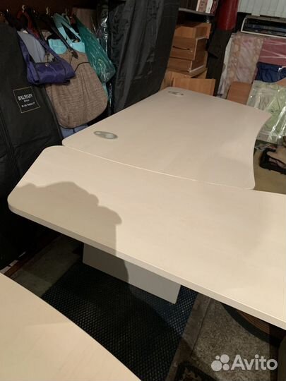 Стол компьютерный из лдсп бежевого цвета