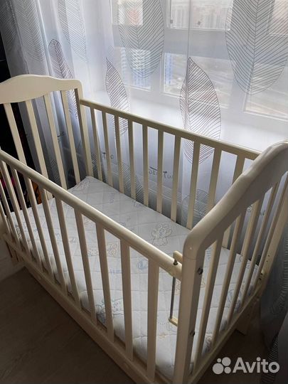 Детская кроватка с маятником