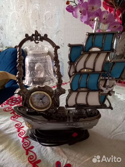 Часы в виде корабля