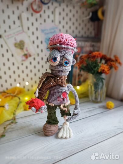 Вязаная игрушка Зомбик