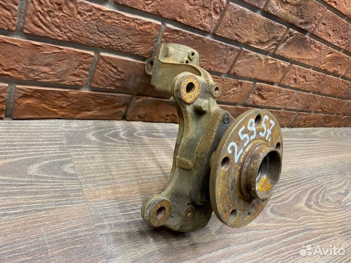 Кулак передний левый Volkswagen Golf 7 Octavia A7