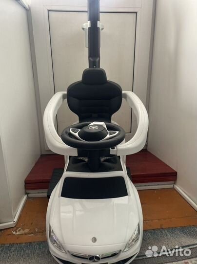 Машинка каталка с ручкой