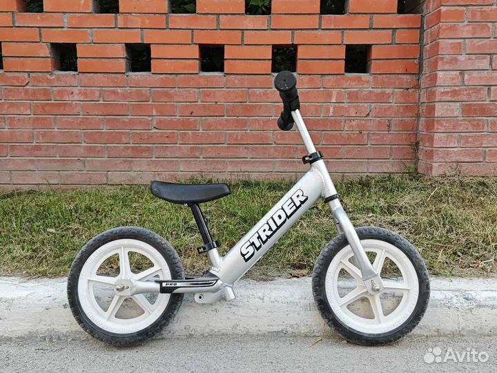 Беговел Strider 12 pro + лыжи на беговел