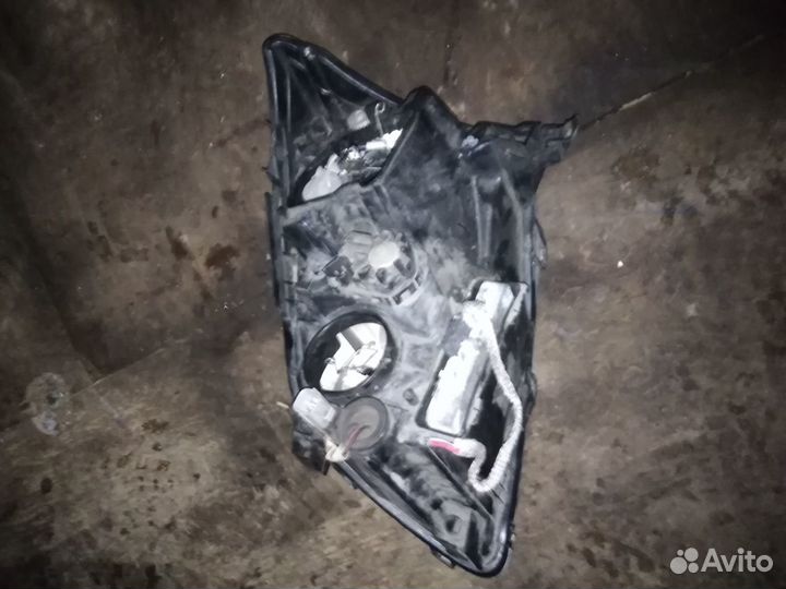 Фара R toyota avensis 250