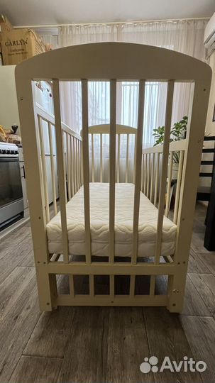 Детская кровать с маятником