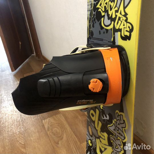 Сноуборд с креплениями