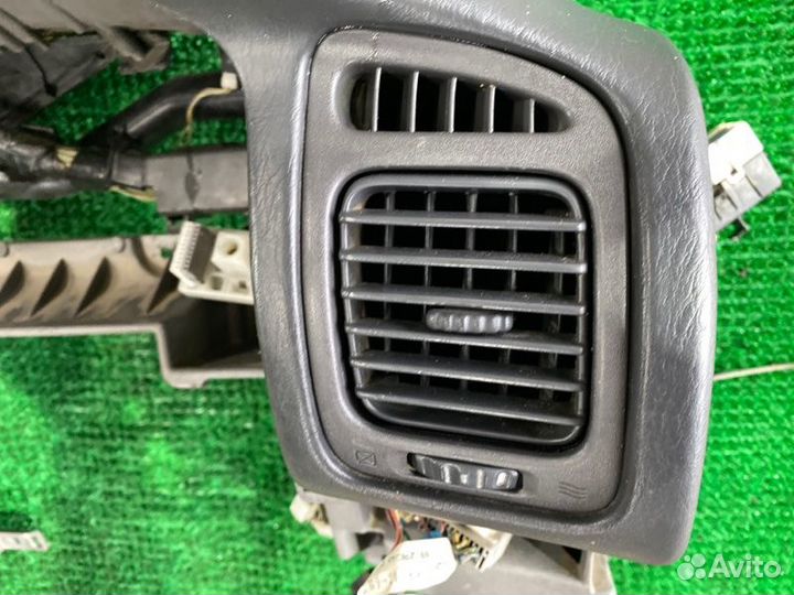 Дефлектор воздушный прав. Toyota Land cruiser, Lx4