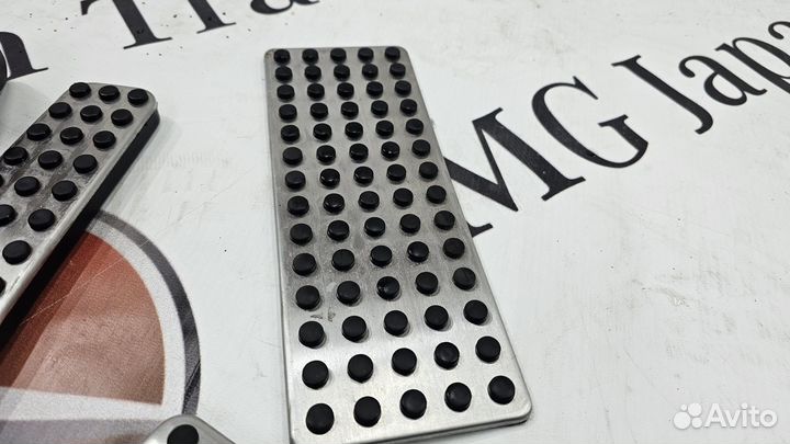 Накладки на педали на Mercedes W211