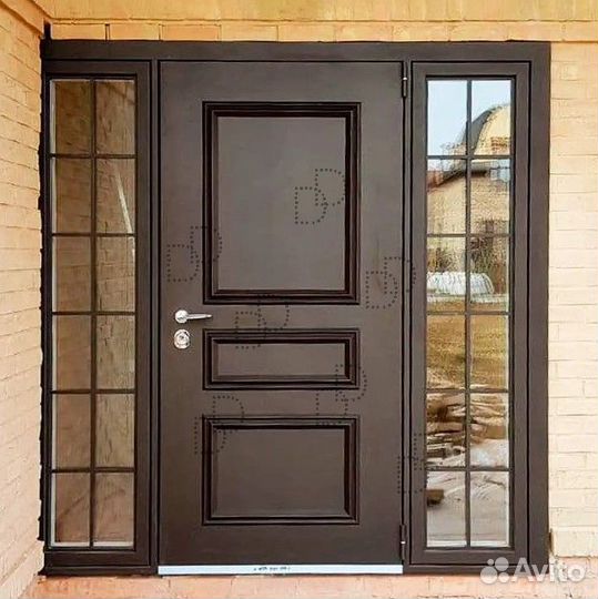 Широкая входная дверь с боковыми стеклами на улицу