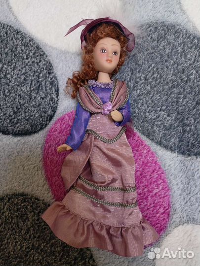 Кукла фарфоровая