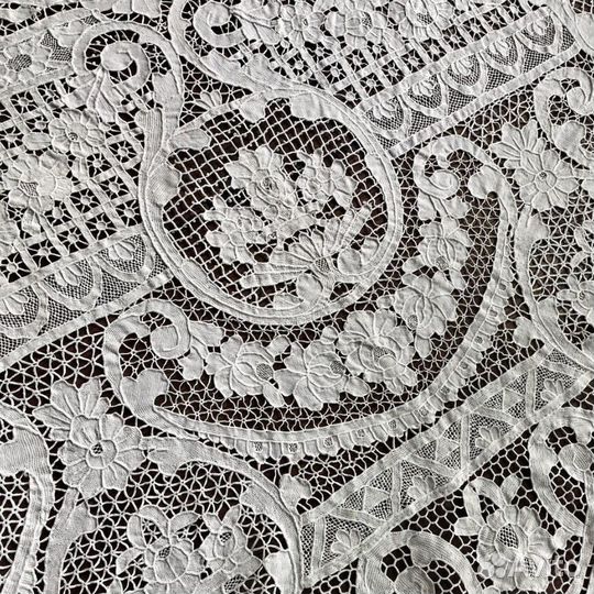 Старинная кружевная скатерть