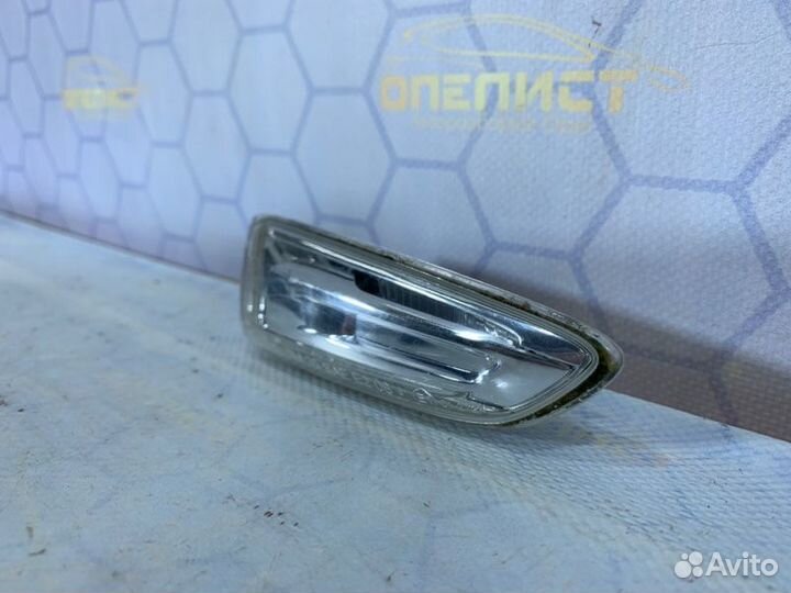 Поворотник в крыле передний правый Opel Astra J