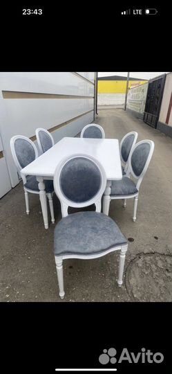 Стол и стулья