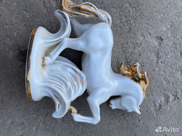 Фарфоровая статуэтка конь-огонь