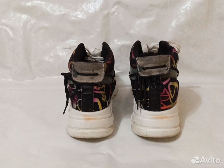 Кроссовки женские