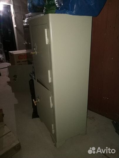 Шкаф металлический двухдверный