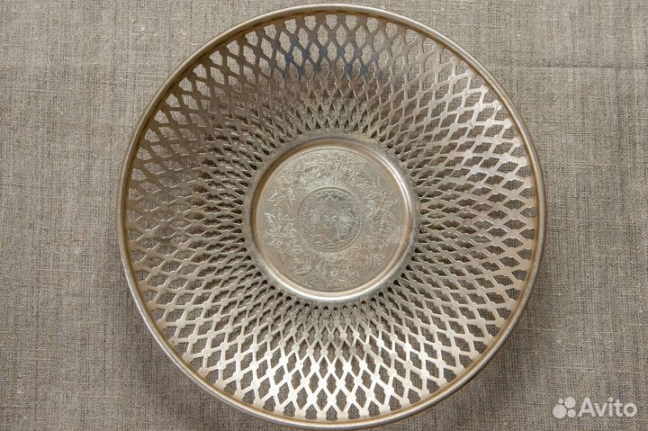 Ажурное металлическое блюдо