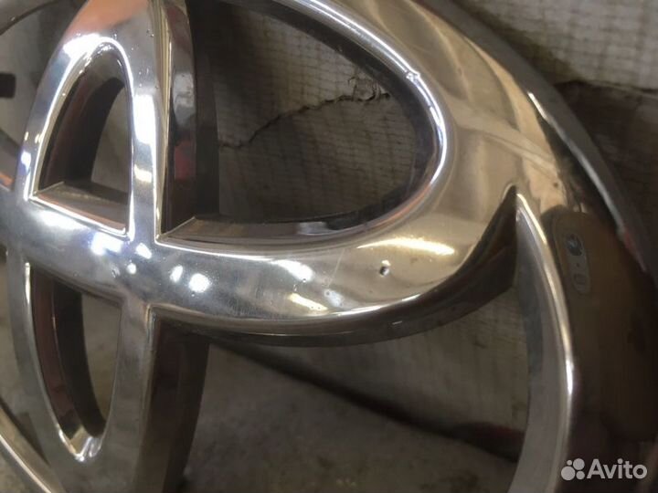 Эмблема решетки радиатора Land Cruiser Prado 150