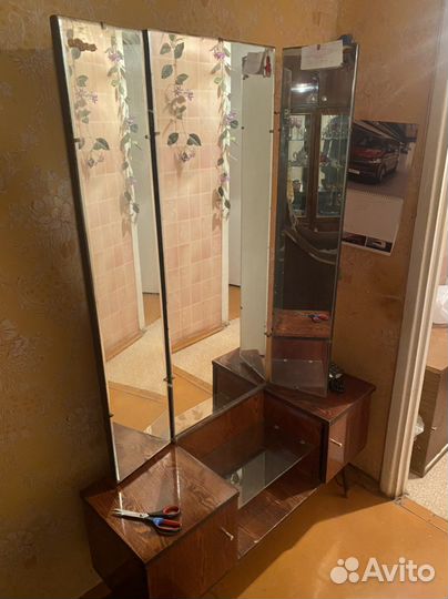Трюмо с зеркалом