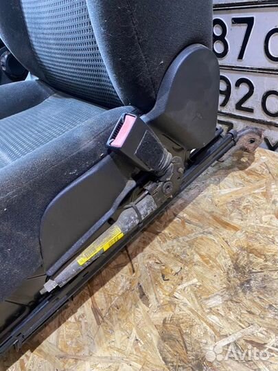 Передние сидения Ford Focus универсал 1.8 2006