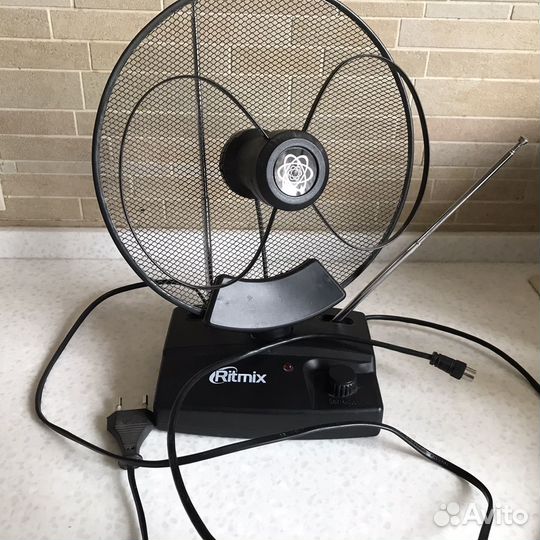 Антенна комнатная с усилителем