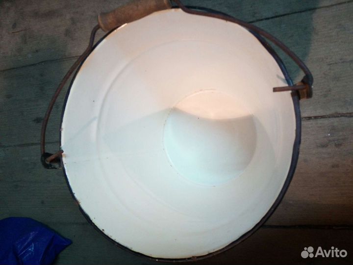 Эмалированное ведро с крышкой