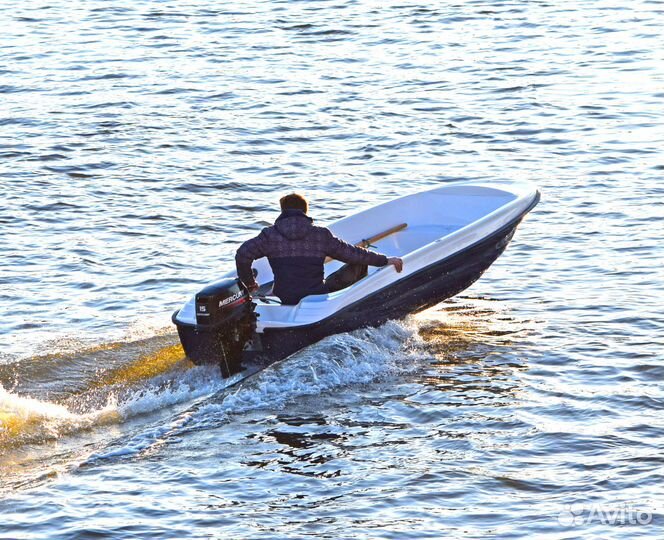 Моторная лодка Пингвин тримаран новая в наличии