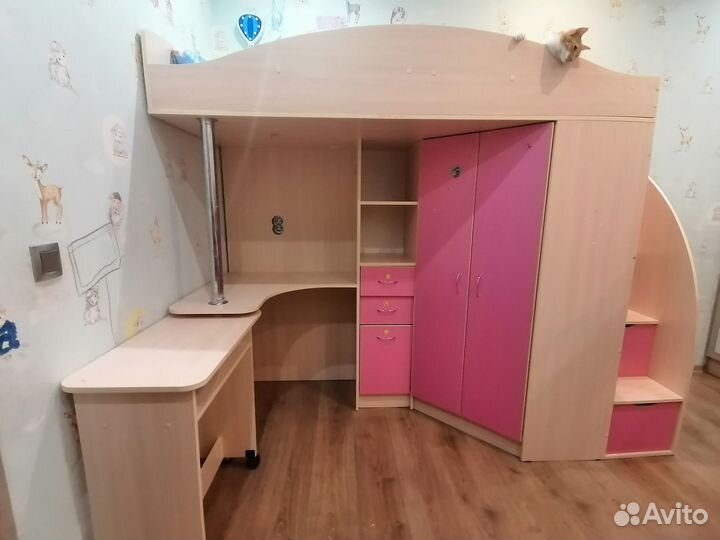 Кровать чердак со столом,шкафом и полками Юниор 4