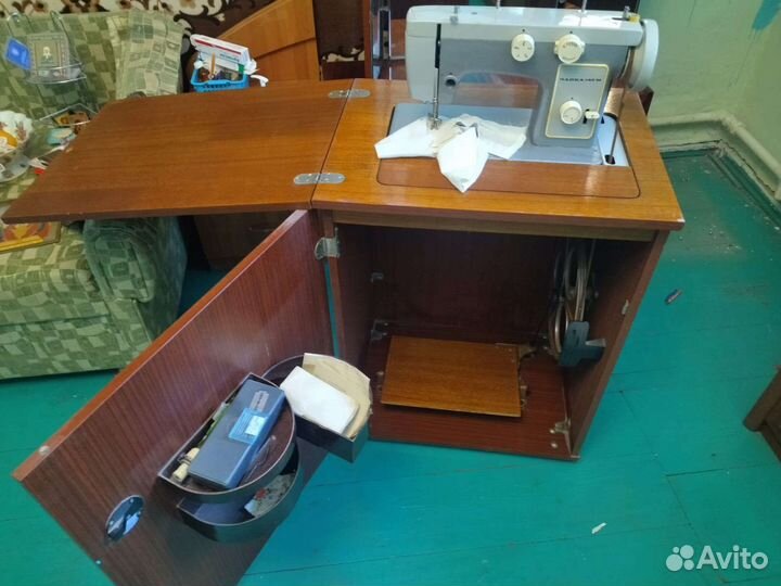 Швейная машина Чайка 142