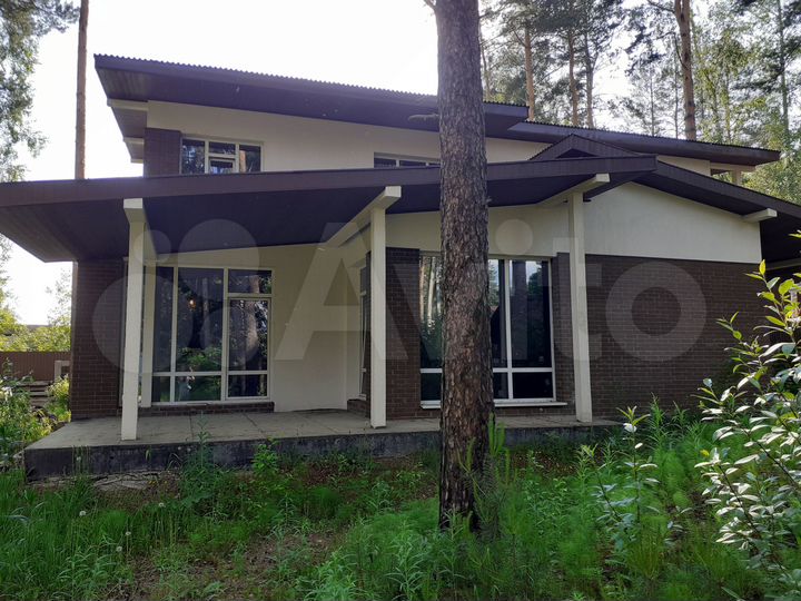 Коттедж 203 м² на участке 10 сот.