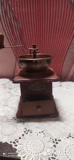 Медная турка и ручная кофемолка