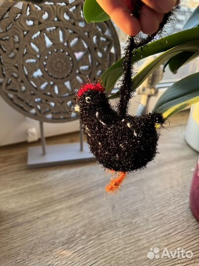 Подвескав машину вязаная черная курица в