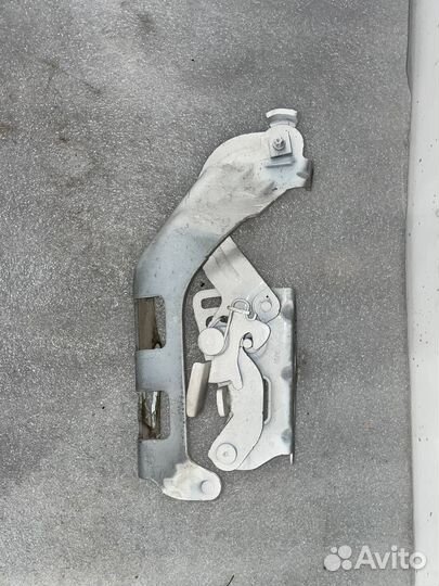 Петля капота правая Mercedes-Benz C-Класс