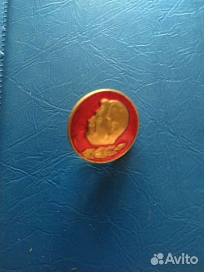 Значок с рельефом И. В. Сталина на красном фоне