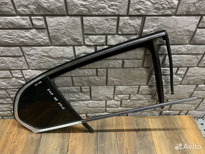 Skoda Superb Стекло двери задней правой