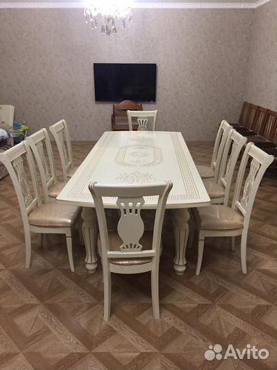 Стол и стулья