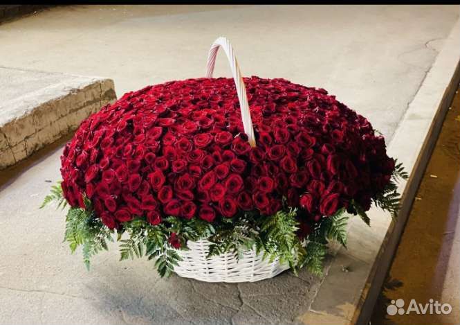 Букеты в корзине из 101 розы, 51 розы, 25 роз