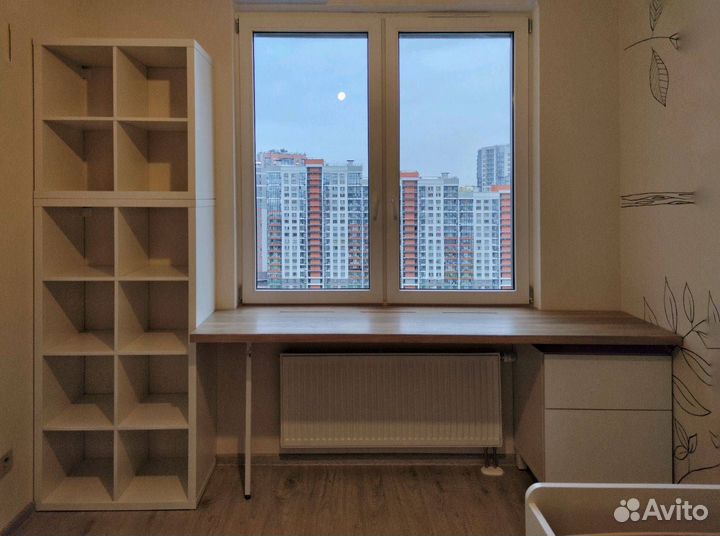 Письменный стол, рабочая зона у окна