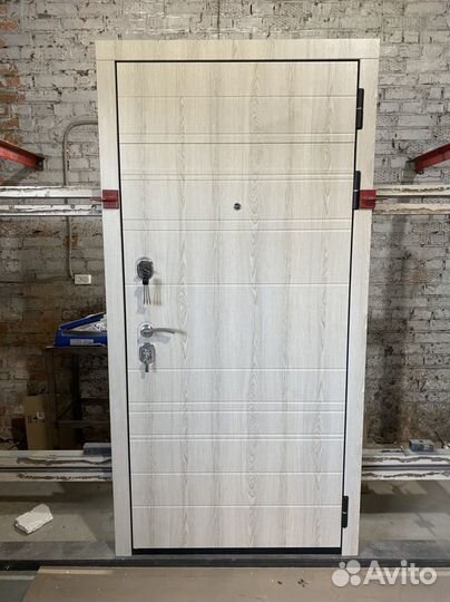 Дверь входная металлическая новая