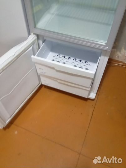 Холодильник витрина с морозильный отделением