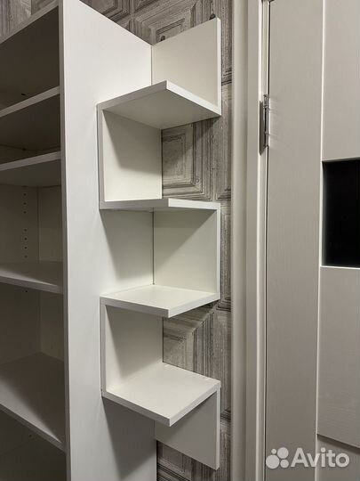 Полка настенная угловая белая собрана