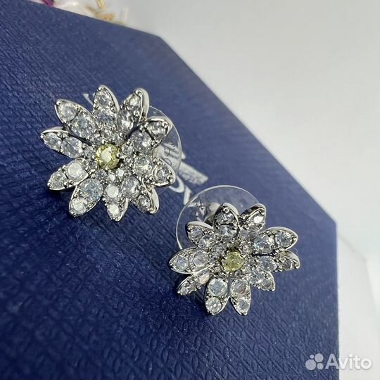 Swarovski серьги ромашки белые пусеты