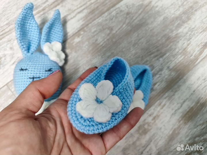 Пинетки и игрушка для новорожденных